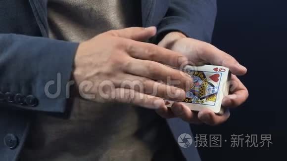 魔术师用扑克牌表演魔术视频