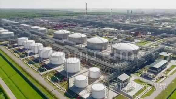 炼油厂的白气罐和管道鸟瞰图视频