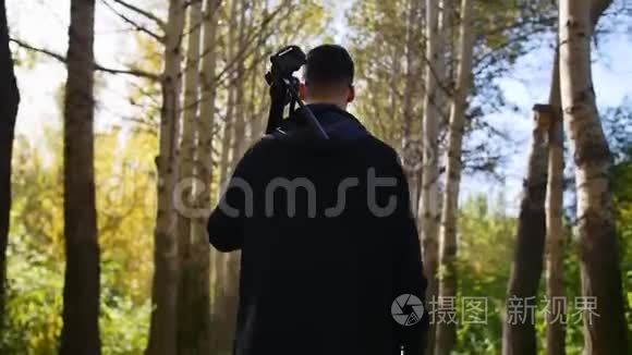 摄影师在森林里用三脚架视频