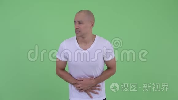 压力大的秃头男人胃痛视频