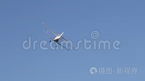 一架螺旋桨飞机在蓝天上飞行视频
