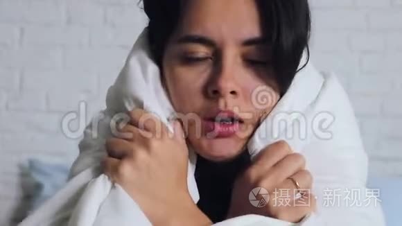 感冒季节，流鼻涕.. 生病的女孩躺在床上用手帕打喷嚏