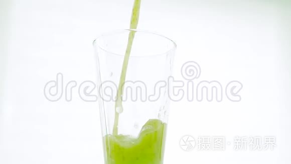 一杯绿色蔬菜冰沙汁和辣椒籽，用于饮食排毒，完美的早餐食谱