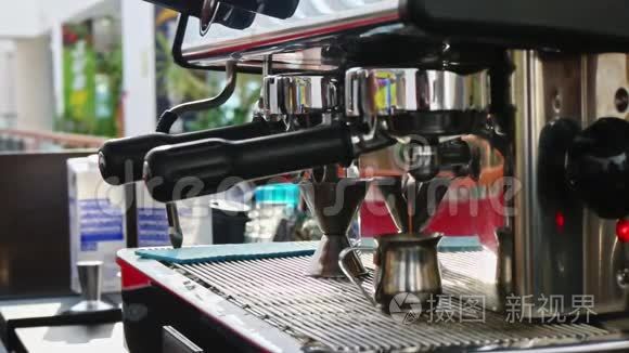 浓缩咖啡在前景和模糊中缓慢运动，从专业咖啡机进入金属玻璃