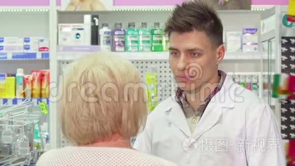 年轻的男药师和他的老客户交谈视频