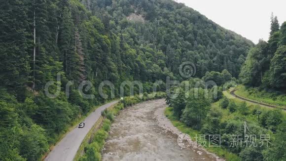 在烟雾弥漫的群山中飞过道路