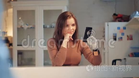 一个年轻女子用仿生手臂打电话视频
