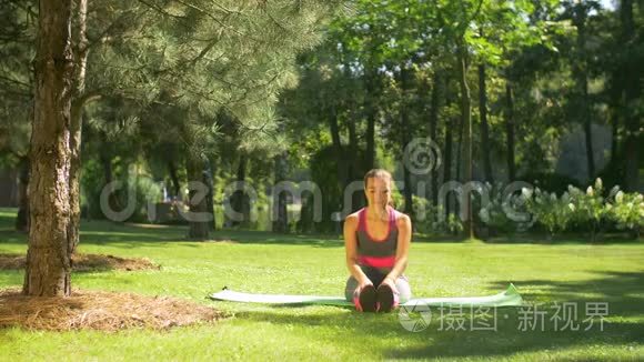 适合女人在户外做拉伸皮拉练习视频