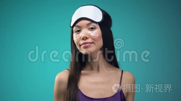 亚洲女人在睡觉前做美容手术，眼睛下面贴补丁