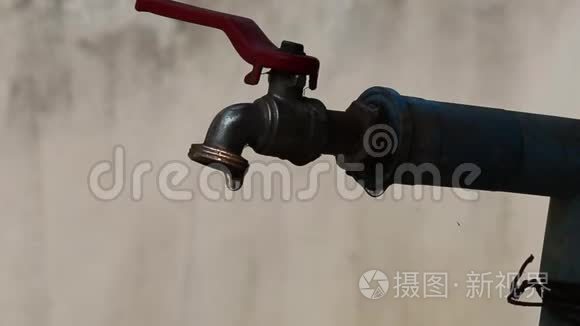 水正慢慢地从旧水龙头中掉下来视频