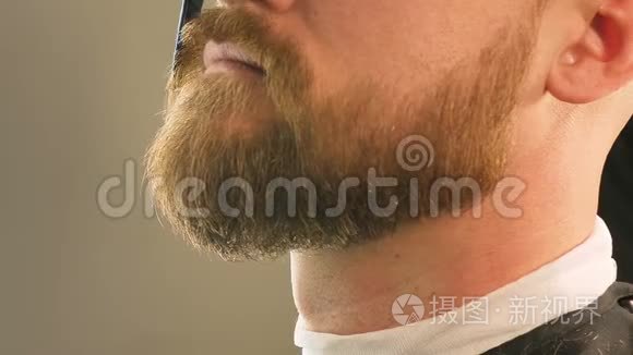 在一家男士美容店，理发店里用剪刀修剪`胡子和男士胡子