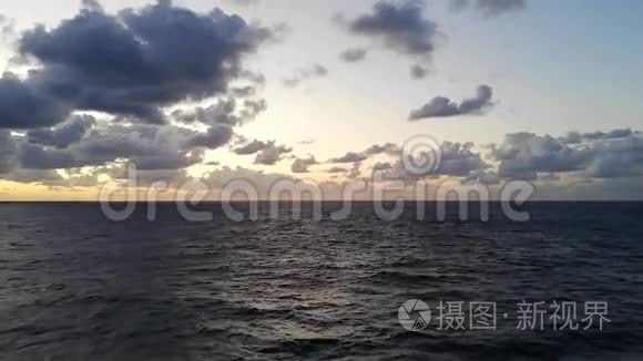 日落时的地平线在海面上视频