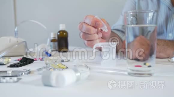 老人把药滴入烧杯视频