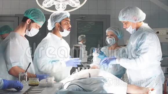 手术团队集中在手术室里手术病人