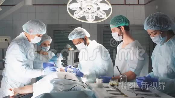 外科医生、助理和护士进行侵入性手术