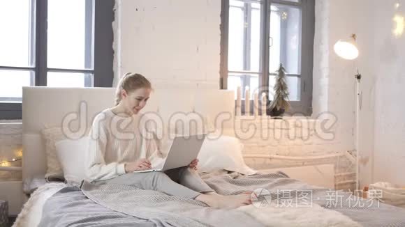坐在床上的少女上网聊天