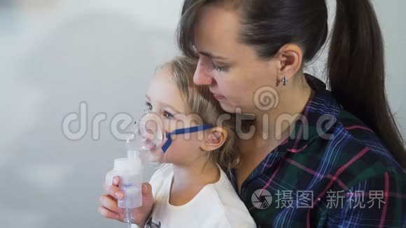 母亲和女儿接受呼吸治疗视频
