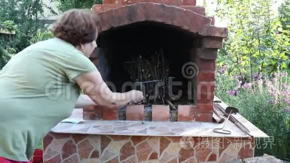女人在花园壁炉里点着火