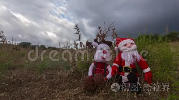 圣诞老人木偶和驯鹿在天空中乌云密布的草地上的时间流逝