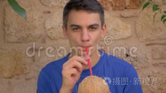 年轻可爱的男人喝椰子水视频