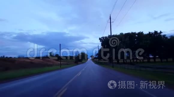 在白天驾驶农村潮湿的道路俯瞰多云的天空。 雨水暗雨后的POV驾驶点