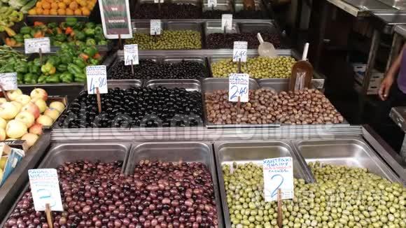 雅典中央市场保存的橄榄和水果视频