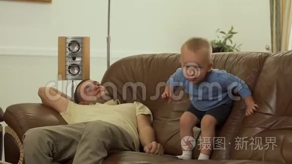 可爱的宝宝在真皮沙发上跳视频