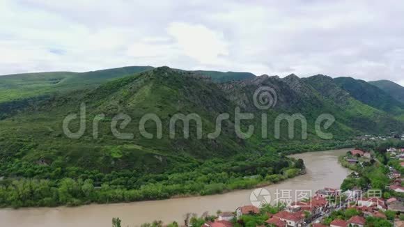 靠近格鲁吉亚山区和城镇的河流视频