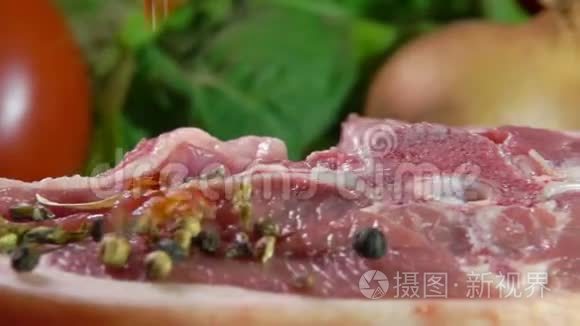 添加香料和胡椒的生肉视频