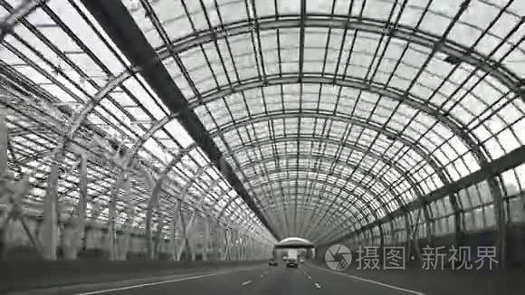 汽车高速通过透明隧道视频