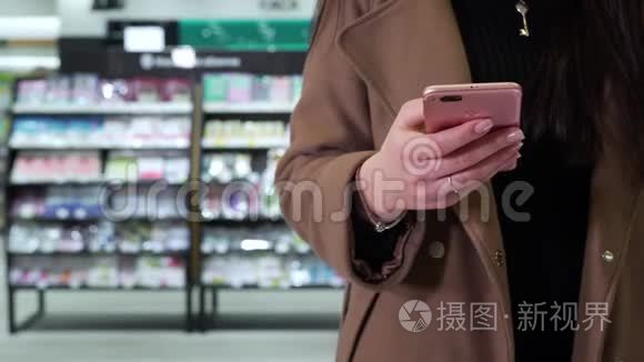 女孩用手机在商店的特写视频