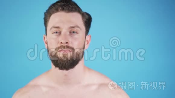 特写一张年轻人在脸上寻找艾克尼斯的照片。 英俊的白种人男性。 ACNE。 你的皮肤。