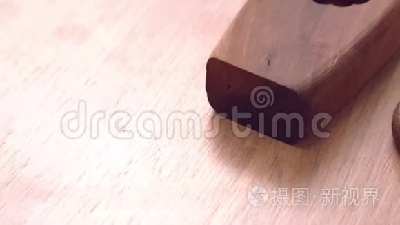 烤广东月饼糕点放在一个木制托盘上，为中国传统的中秋节，近距离，卡车射击运动