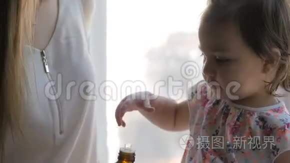 生病的小女孩服用止咳糖浆