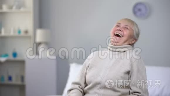 护士给药老年妇女笑后感到心痛