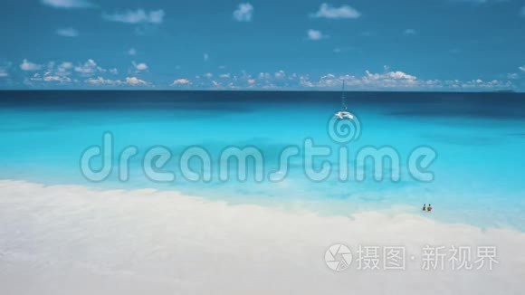 4K无人驾驶飞机的景色，在绿松石、晶莹清澈的海水中，在白色的热带天堂海滩上放松。