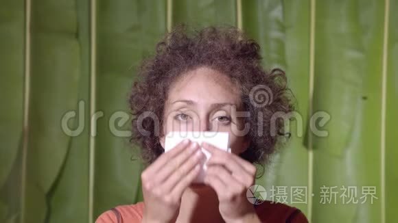 女人用纸吹他的鼻子视频