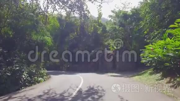 在塞舌尔马河岛的道路上行走2