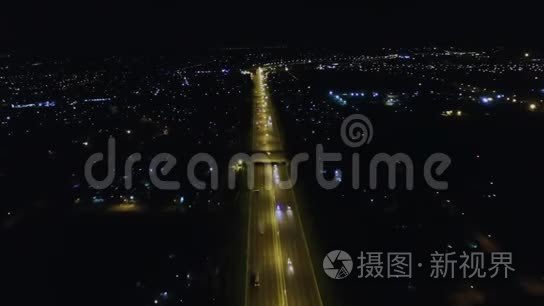 高速公路，可在夜间通过市区的空中观景