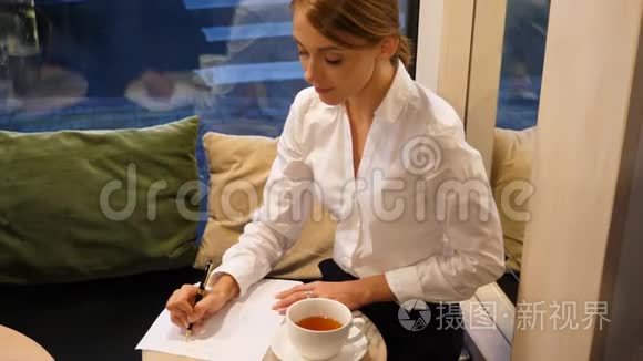 女人在白纸上写圆珠笔