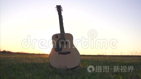 日落时吉他在田野里视频