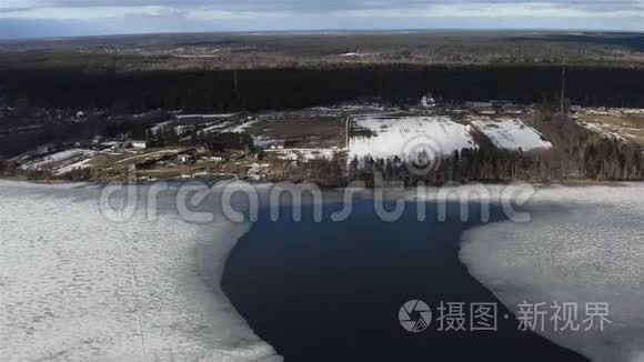 河上的冰覆盖着蓬松的白雪