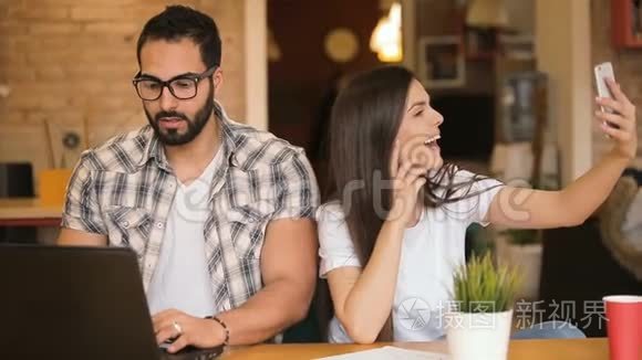 女孩用自拍分散男孩的注意力视频