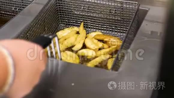 炸薯条在油里沸腾视频