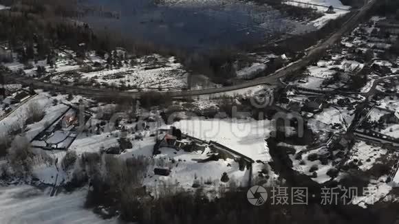 湖边住宅区的冬季道路视频