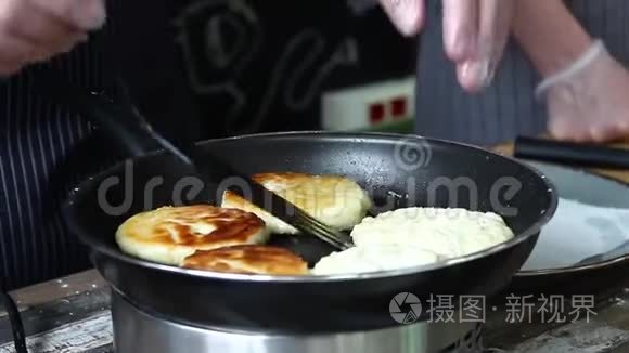 厨师把烙饼粘在锅上视频