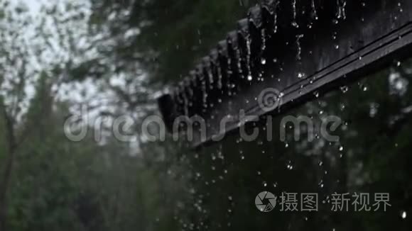 雨水从房子的屋檐流到地面视频