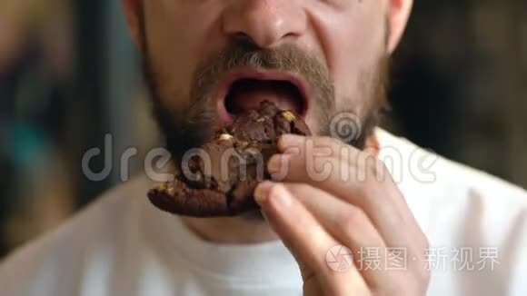 一个人在咖啡馆里吃巧克力饼干