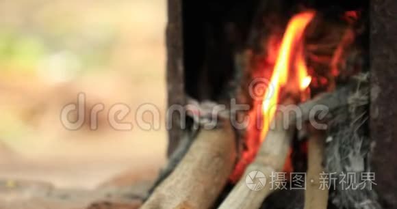 火和柴火在村子里燃烧，背景是一个美丽的自然镜头