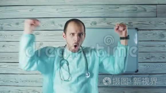 快乐的白人男性医生，留着轻胡子在他的诊所跳舞